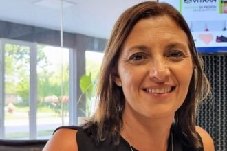 Betina Florito, dirigente política santafesina con trayectoria en el ámbito legislativo y educativo, en una actividad pública en la ciudad de Santa Fe. Foto: archivo.