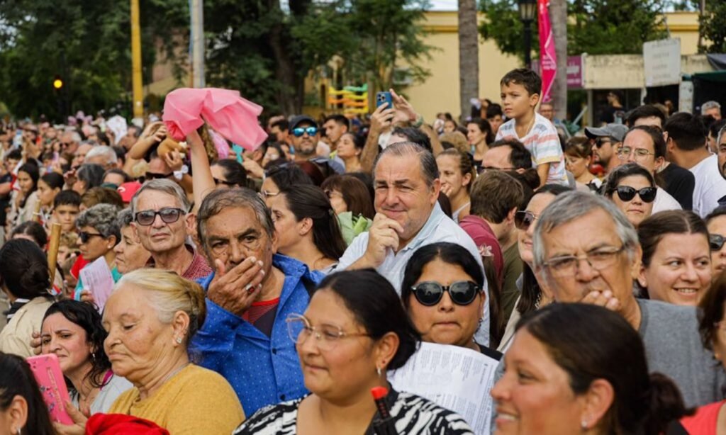 Multitud de personas participa de un evento masivo en la ciudad de Santa Fe, en un contexto de alta convocatoria y propuestas culturales, sociales y productivas.