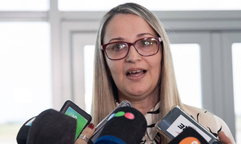 Gisela Rugli, directora del Aeropuerto de Sauce Viejo, en una actividad oficial vinculada a la operación aeroportuaria. Foto de archivo