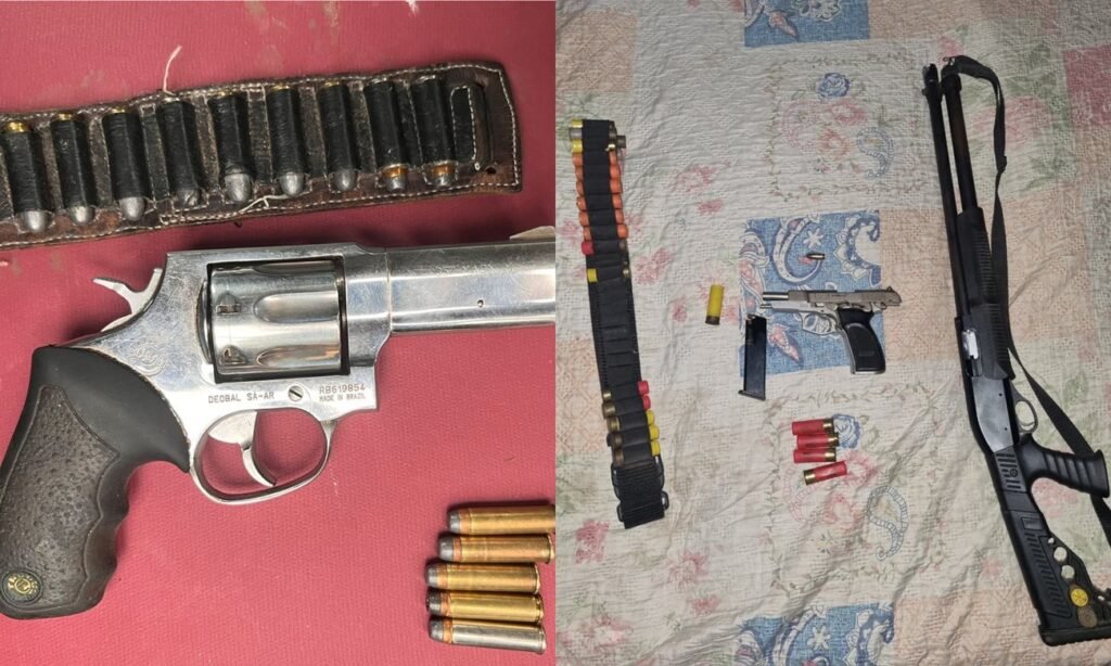 Armas de fuego y municiones secuestradas por la policía tras un operativo en una vivienda del centro de Santa Fe.