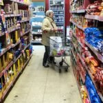 Góndolas de alimentos en un supermercado argentino, reflejo de la evolución de los precios y el consumo. Foto: archivo.