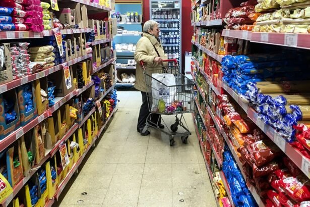 Góndolas de alimentos en un supermercado argentino, reflejo de la evolución de los precios y el consumo. Foto: archivo.