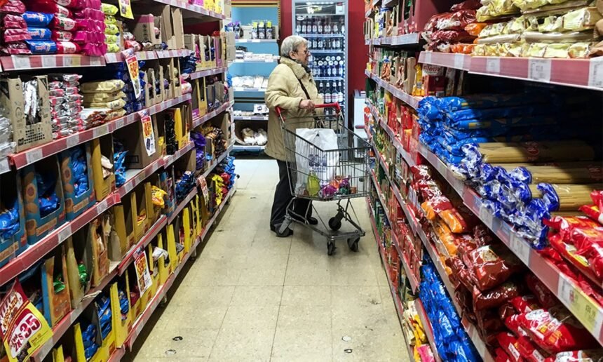 Góndolas de alimentos en un supermercado argentino, reflejo de la evolución de los precios y el consumo. Foto: archivo.
