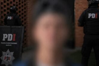 Imagen borrosa del influencer investigado, captada durante el avance de la causa judicial en la ciudad de Santa Fe.