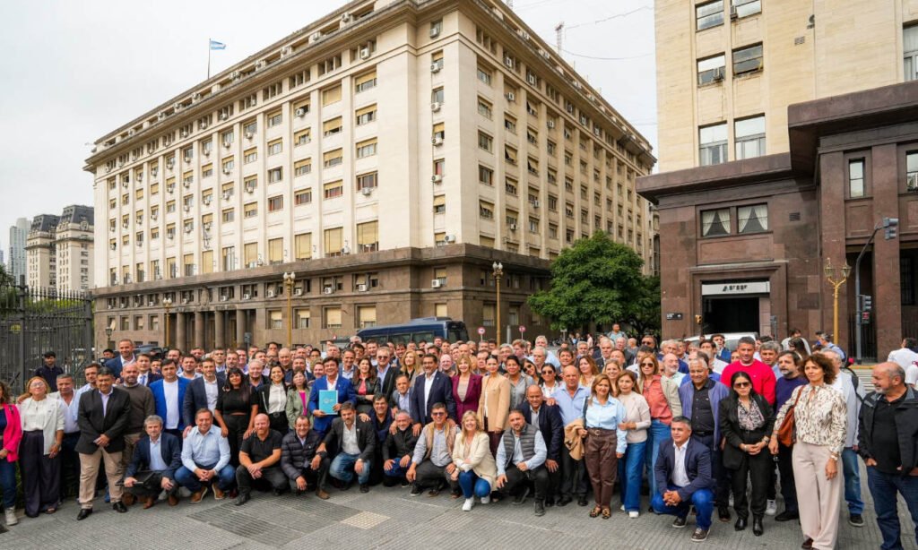 Intendentes y jefes comunales de distintas provincias del país durante una reunión y movilización en reclamo de fondos, combustibles y reactivación de obras públicas.