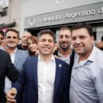 Intendentes y presidentes comunales santafesinos participaron de la movilización frente al Ministerio de Economía, donde también se visibilizó la presencia del gobernador bonaerense Axel Kicillof en el marco del reclamo por combustibles, fondos y obras públicas.
