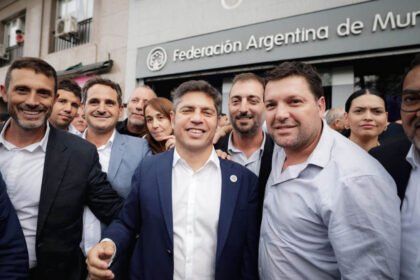 Intendentes y presidentes comunales santafesinos participaron de la movilización frente al Ministerio de Economía, donde también se visibilizó la presencia del gobernador bonaerense Axel Kicillof en el marco del reclamo por combustibles, fondos y obras públicas.