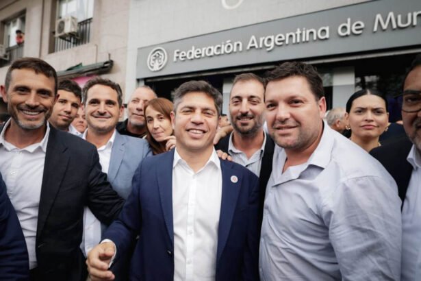 Intendentes y presidentes comunales santafesinos participaron de la movilización frente al Ministerio de Economía, donde también se visibilizó la presencia del gobernador bonaerense Axel Kicillof en el marco del reclamo por combustibles, fondos y obras públicas.