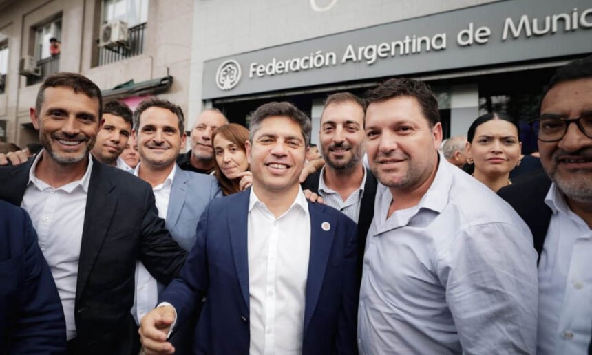 Intendentes y presidentes comunales santafesinos participaron de la movilización frente al Ministerio de Economía, donde también se visibilizó la presencia del gobernador bonaerense Axel Kicillof en el marco del reclamo por combustibles, fondos y obras públicas.