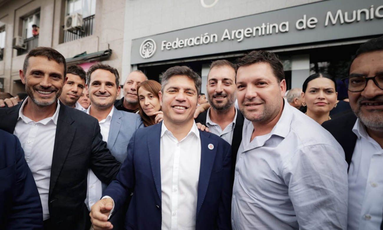 Intendentes y presidentes comunales santafesinos participaron de la movilización frente al Ministerio de Economía, donde también se visibilizó la presencia del gobernador bonaerense Axel Kicillof en el marco del reclamo por combustibles, fondos y obras públicas.