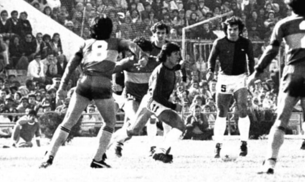 Jorge “Comita” Comas en sus inicios con Colón, a comienzos de los años 80: potencia ofensiva y los primeros goles que marcaron el camino de una carrera que llegaría a la élite del fútbol argentino. Foto: archivo.