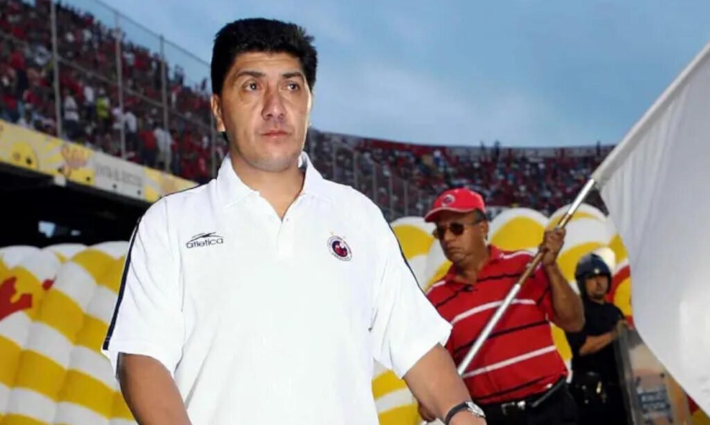 Jorge “Comita” Comas en el estadio de Tiburones de México, durante un homenaje en su etapa de retiro: el reconocimiento de una hinchada que aún recuerda sus goles y su paso como ídolo. Foto: archivo.