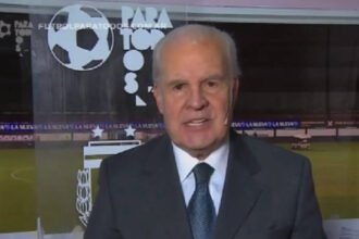Julio Ricardo durante su etapa en Fútbol para Todos, donde consolidó su estilo analítico y su impronta en las transmisiones del fútbol argentino. Foto: archivo.