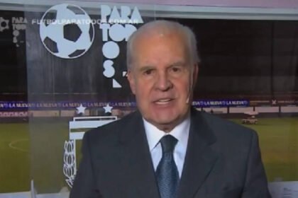 Julio Ricardo durante su etapa en Fútbol para Todos, donde consolidó su estilo analítico y su impronta en las transmisiones del fútbol argentino. Foto: archivo.