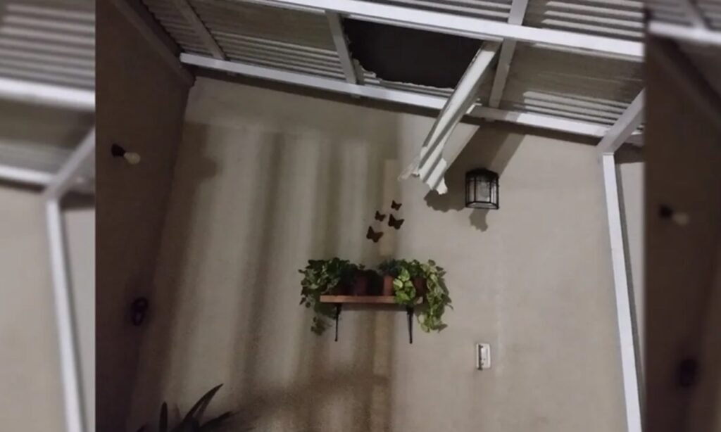 Daños visibles en el techo de una vivienda tras la caída de un delincuente que intentaba escapar luego de un robo en Santa Fe. Foto: gentileza.