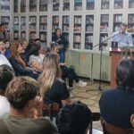 Presentación de libro en espacio cultural de Laguna Paiva con participación de vecinos.