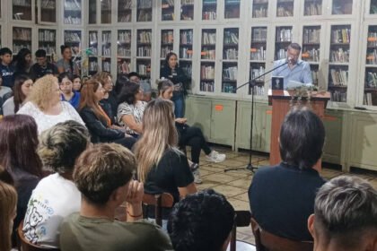 Presentación de libro en espacio cultural de Laguna Paiva con participación de vecinos.