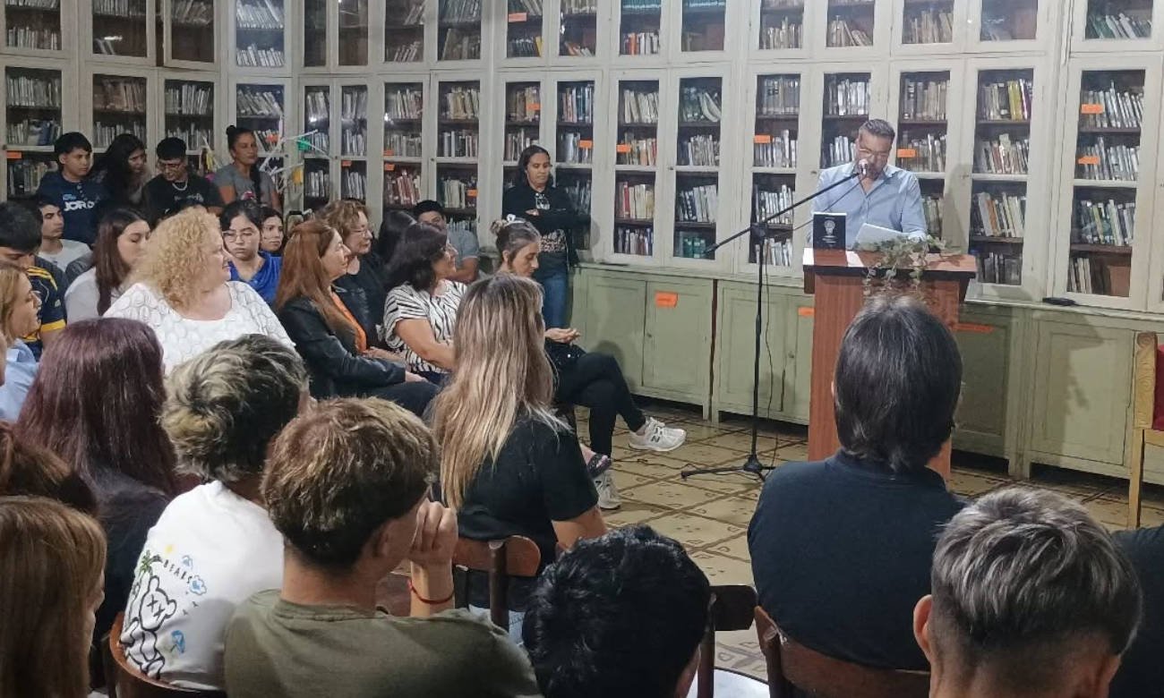 Presentación de libro en espacio cultural de Laguna Paiva con participación de vecinos.