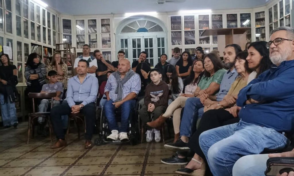 Presentación de libro en espacio cultural de Laguna Paiva con participación de vecinos.
