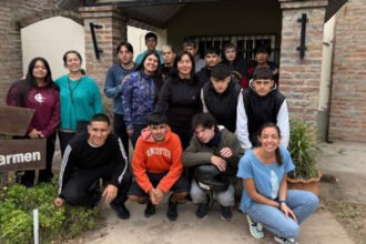 Jóvenes participantes del programa Nueva Oportunidad durante el acto de cierre en Laguna Paiva, tras completar su capacitación en reparación de electrodomésticos. Foto: Prensa Municipalidad de Laguna Paiva.