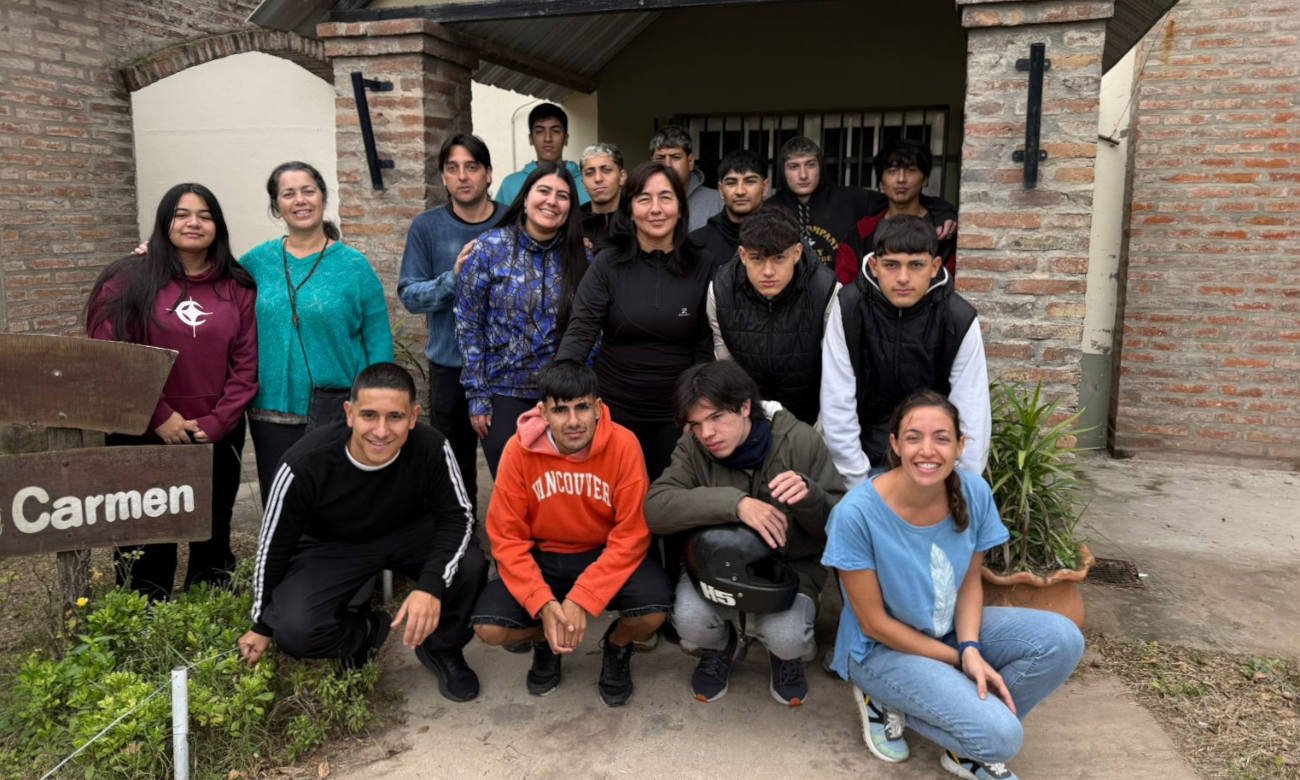 Jóvenes participantes del programa Nueva Oportunidad durante el acto de cierre en Laguna Paiva, tras completar su capacitación en reparación de electrodomésticos. Foto: Prensa Municipalidad de Laguna Paiva.