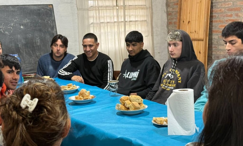 Jóvenes participantes durante el acto de cierre del programa Nueva Oportunidad en Laguna Paiva. Foto: Prensa Municipalidad.