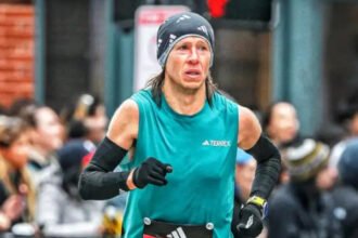 Jorge “Loco” Larry durante una competencia de fondo, reflejando su constancia y pasión por el running.