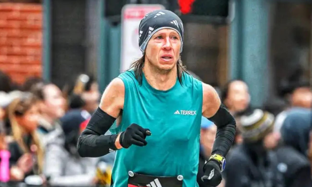Jorge “Loco” Larry durante una competencia de fondo, reflejando su constancia y pasión por el running.