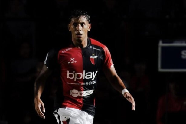 Leandro Allende en acción con la camiseta de Colón durante un partido oficial. Foto de archivo.