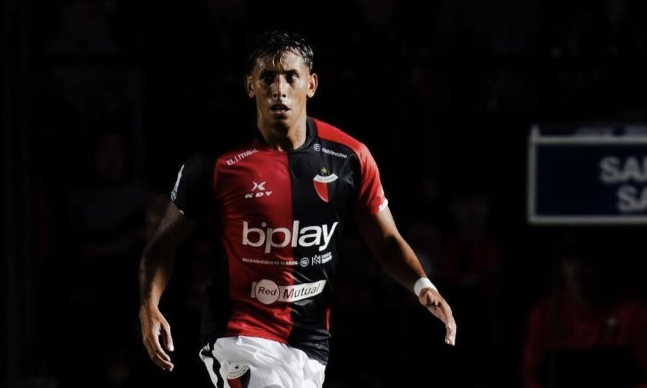 Leandro Allende en acción con la camiseta de Colón durante un partido oficial. Foto de archivo.