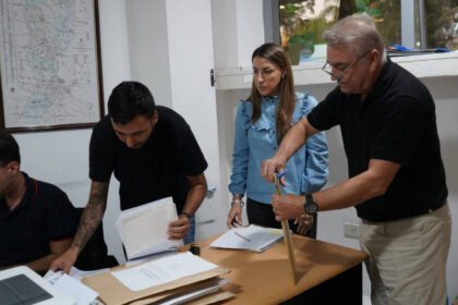 Acto de apertura de sobres de la licitación para la compra de maquinaria vial en la sede de Vialidad Provincial de Santa Fe. Foto de arc