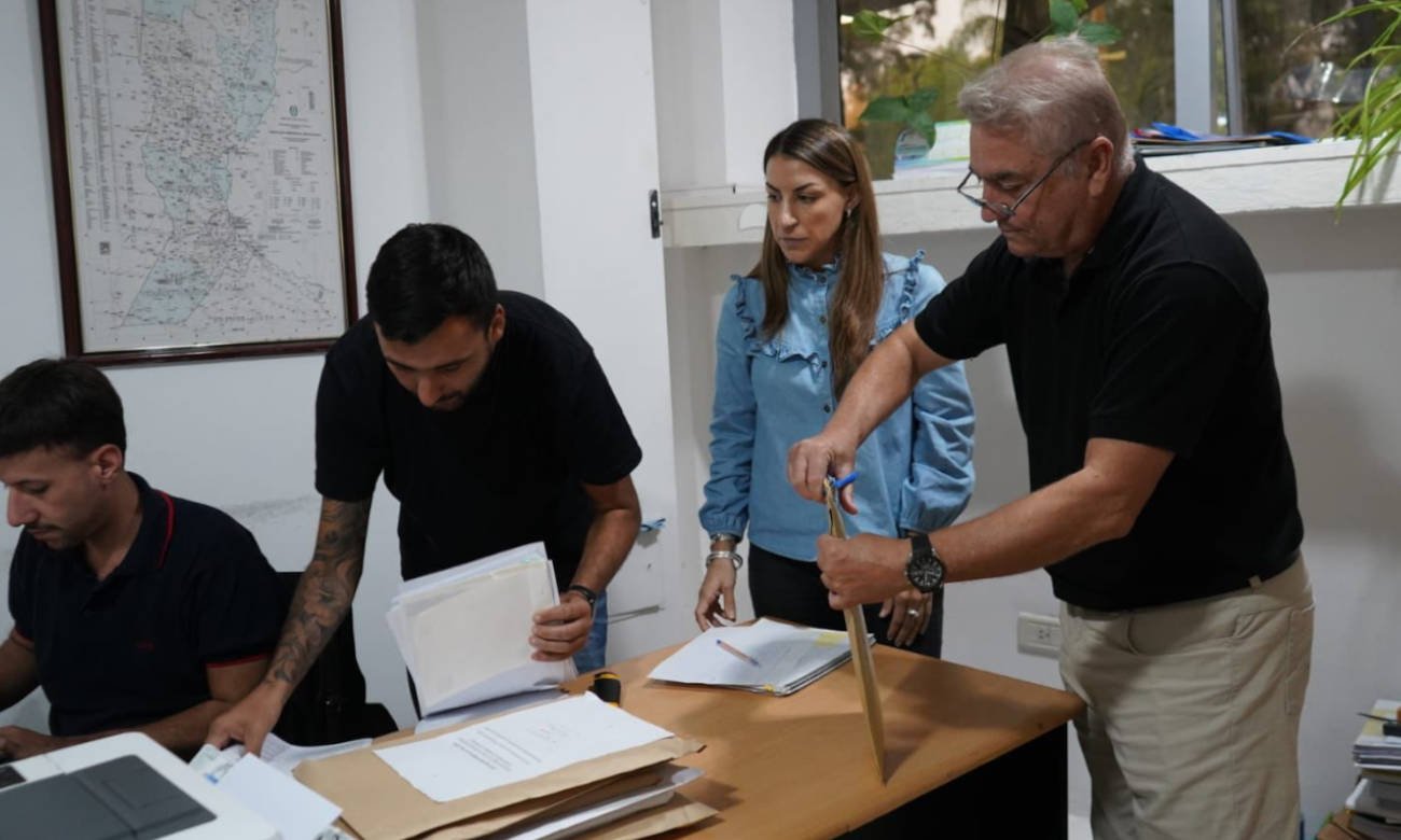 Acto de apertura de sobres de la licitación para la compra de maquinaria vial en la sede de Vialidad Provincial de Santa Fe. Foto de arc