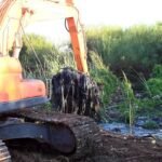 Trabajos de limpieza y mantenimiento en canales hídricos para mejorar el escurrimiento del agua en zonas urbanas.