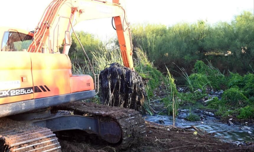Trabajos de limpieza y mantenimiento en canales hídricos para mejorar el escurrimiento del agua en zonas urbanas.