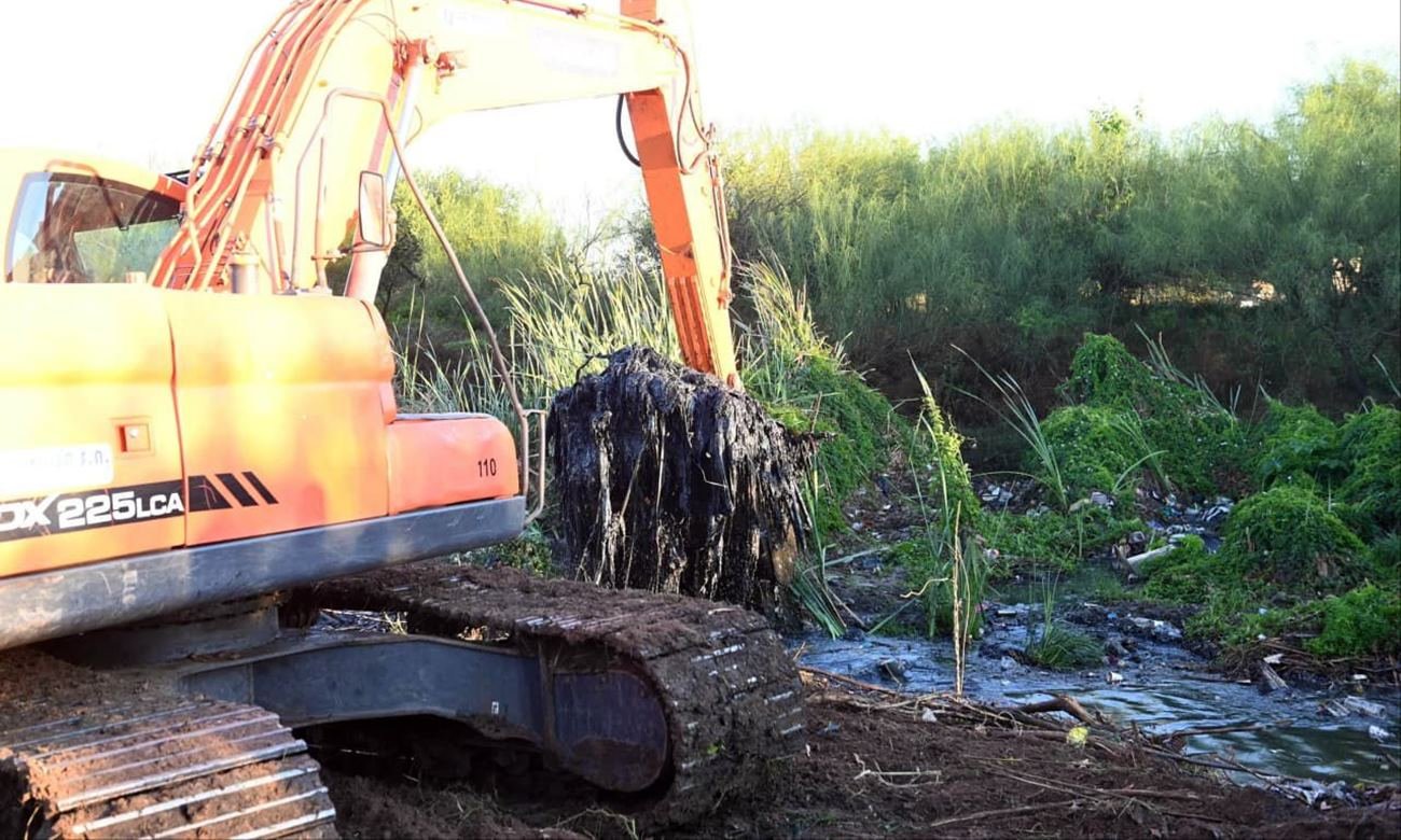 Trabajos de limpieza y mantenimiento en canales hídricos para mejorar el escurrimiento del agua en zonas urbanas.