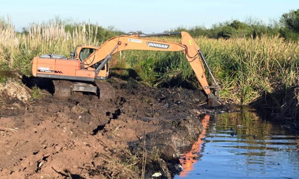 Trabajos de limpieza y mantenimiento en canales hídricos para mejorar el escurrimiento del agua en zonas urbanas.