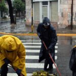 Calles anegadas en la ciudad de Santa Fe tras intensas precipitaciones registradas durante la jornada.