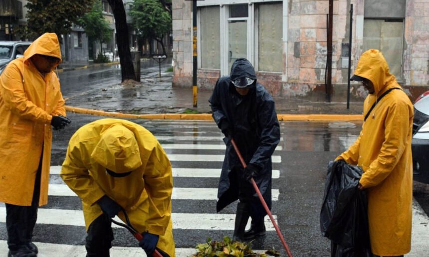 Calles anegadas en la ciudad de Santa Fe tras intensas precipitaciones registradas durante la jornada.