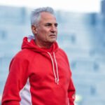 Leonardo Madelón observa el desarrollo del partido desde el campo de juego, durante su etapa como entrenador de Unión. Foto de archivo.