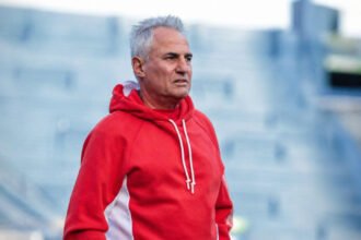 Leonardo Madelón observa el desarrollo del partido desde el campo de juego, durante su etapa como entrenador de Unión. Foto de archivo.