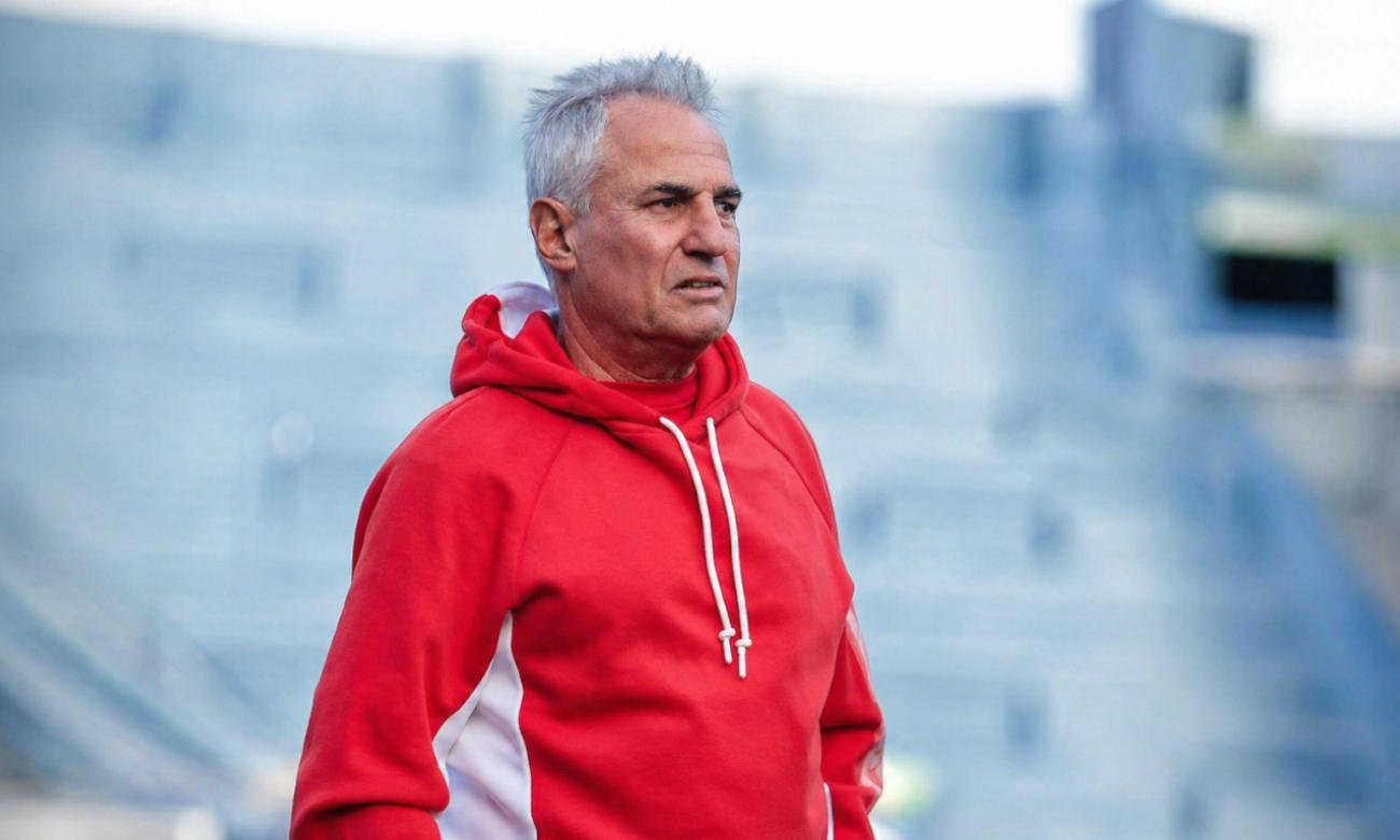 Leonardo Madelón observa el desarrollo del partido desde el campo de juego, durante su etapa como entrenador de Unión. Foto de archivo.