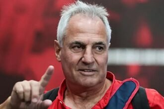 Leonardo Madelón en su rol como director técnico de Unión de Santa Fe, en una imagen de archivo representativa de su etapa al frente del equipo rojiblanco.