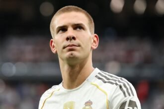 Franco Mastantuono con la camiseta del Real Madrid durante un partido oficial en el estadio Santiago Bernabéu. Foto de archivo.