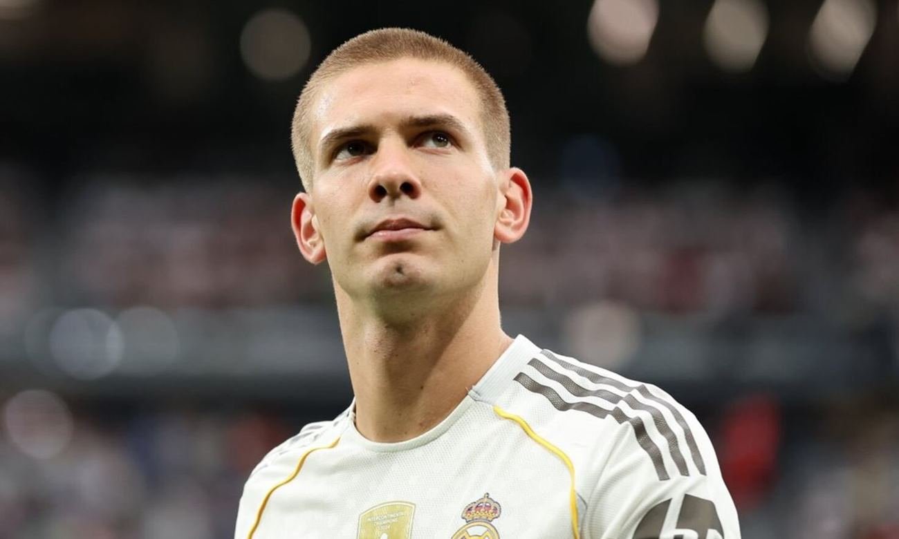Franco Mastantuono con la camiseta del Real Madrid durante un partido oficial en el estadio Santiago Bernabéu. Foto de archivo.