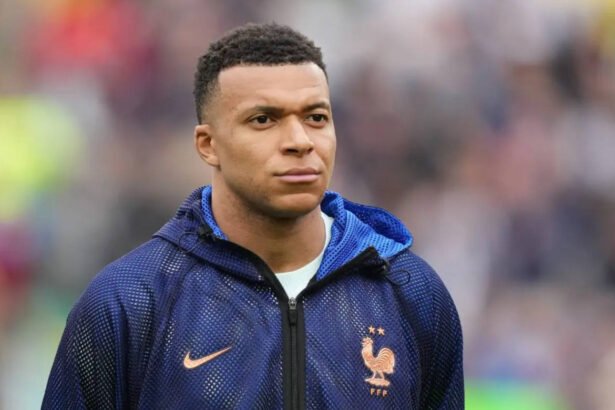 Kylian Mbappé con la camiseta de la selección de Francia durante un partido oficial, en una imagen de archivo.