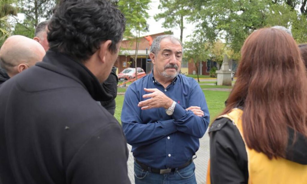 El secretario general de ASOEM, Juan R. Medina, junto a trabajadores municipales de Sauce Viejo durante una jornada de reclamo. Foto: prensa ASOEM