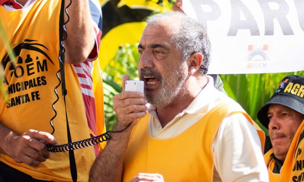 Juan R. Medina, secretario general de ASOEM, participa de una marcha de trabajadores municipales en reclamo de mejoras laborales. Foto de archivo.