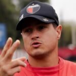 Ezequiel Medrán dirigiendo un entrenamiento de Colón en el campo de juego, dando indicaciones a sus jugadores.