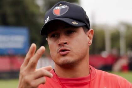 Ezequiel Medrán dirigiendo un entrenamiento de Colón en el campo de juego, dando indicaciones a sus jugadores.