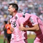 Lionel Messi celebra con su clásico gesto tras convertir para Inter Miami CF, desatando la euforia de sus compañeros y el público.